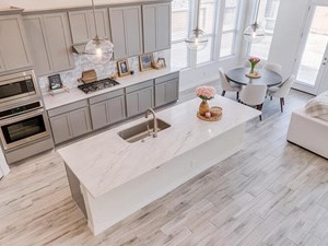 ¿Cómo hacer que la cocina abierta no afecte al resto del salón?