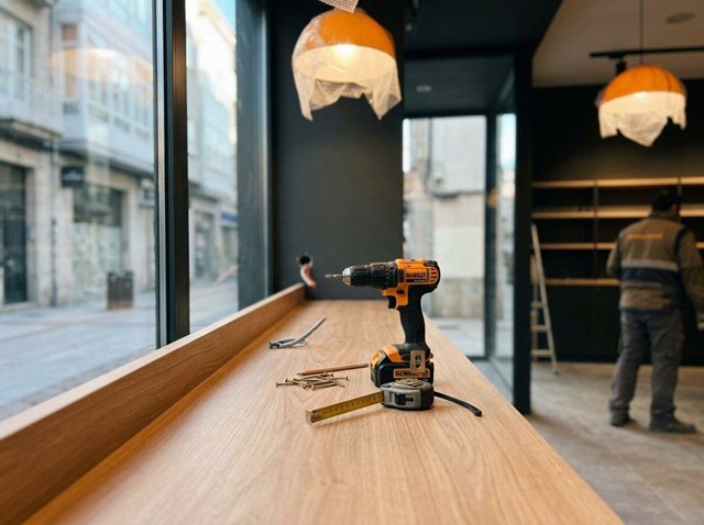 Fachadas y escaparates comerciales en Vigo: vidrio, acero o madera - Imagen 1