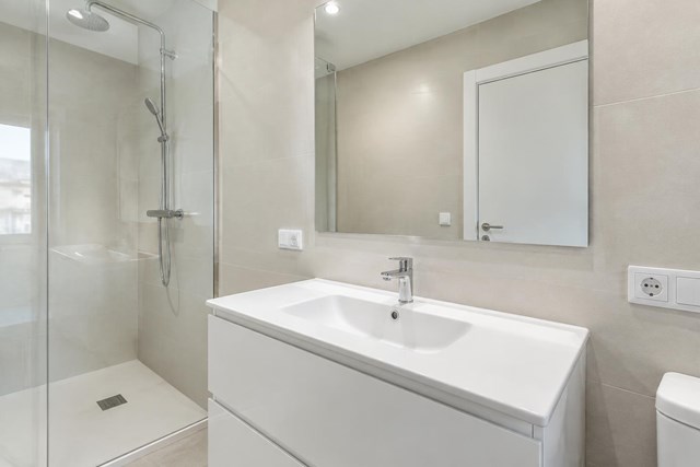 Reforma de baño en Vigo: aproveche la obra para renovar el cableado - Imagen 1